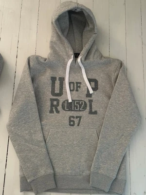 Ralph Lauren hoodie storlek S  - Hej! Säljer denna riktigt schyssta hoodie från Ralph Lauren. Den är i storlek M men sitter en storlek litet och passar därför som en S. Den är endast använd någon enstaka gång och är därmed i ett nyskick. Original lappar och påse finns kvar och medföljer naturligtvis vid köp. Jag fraktar alltid snabbt! Mvh