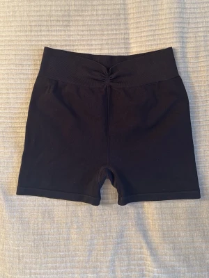 Svarta shorts från H&M - Svarta träningsshorts med hög midja från H&M. Använd någon enstaka gång och är i bra skick💓