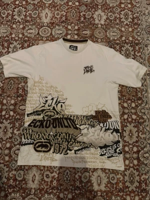 ECKO UNLTD T-shirt swag - Köpte på vinted för 2 år sedan men har inte använts mycket alls. T-shirten är inte så stretchig av sig⚠️⚠️Mått: Bredd: 56cm har inte mätt längden. Den passar mer som en L än XL. 