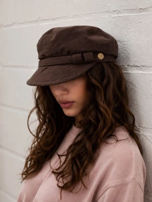Suede retro vintage beret - Suede beret with a timeless and elegant look. Presented in perfect condition. A stylish accessory that adds character to any outfit.  The beret fits comfortably and is perfect for both everyday wear and special occasions.  Its soft suede material gives it a luxurious and classic feel, while the elegant design makes it easy to style with both casual and more sophisticated looks. Perfect for autumn, spring, and cooler summer evenings when you want to add a unique and fashionable touch.