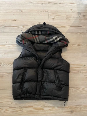 Burberry zip och väst - Du får med en väst samt en zip paketpris 500kr.
