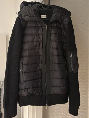 Moncler cardigan  - Moncler Cardigan M-L. Säljer då den inte passar mig längre. Använt 1 gång och aldrig mer 