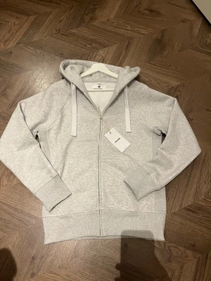 Russemerch hoodie  - Säljer denna feta hoodie från russemerch! Är i storlek M och är helt ny, köptes nyss. Säljer eftersom att den är för stor för mig:(  🚨Priset är inte hugget i sten och kan diskuteras vid intresse 🚨