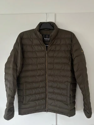 Helt ny Barbour jacka M - Helt ny otrolig jättesnygg trendig och eftertraktad jacka från Barbour av högsta kvalite säljes i storlek M. Inga hål eller fläckar och nyskick! Grym passform passar till allt!