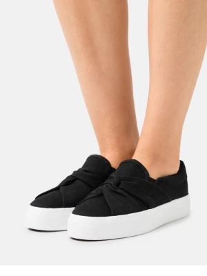 Svarta slip-on sneakers med knut - Svarta slip-on sneakers med bred vit platåsula och snygg knutdetalj framtill. Skorna är i textilmaterial och har en stilren, minimalistisk look som passar till många outfits. Perfekta för dig som gillar en enkel men trendig stil.