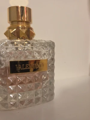Valentino donna  - 100 ml från början nu 50 % kvar , alltså 50 ml 