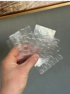 Självhäftande transparenta klisterprickar - Flera ark med små, runda självhäftande klisterprickar i transparent plast. Perfekta för pyssel, dekoration eller att fästa lätta föremål på väggar och andra ytor. Prickarna är diskreta och enkla att använda.