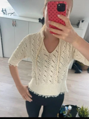 Vit stickad topp med kort ärm - Säljer en söt vit stickad topp. Slutsåld på Zara! Skriv vid funderingar💗
