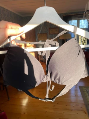 svart bikini - Simpel bikiniöverdel med kupa , knytning i nacken ⭐️                                 Jag tror storleken är 75c men inte helt säker