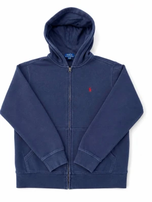 Marinblå hoodie från Polo Ralph Lauren - Snygg marinblå hoodie från Polo Ralph Lauren med dragkedja framtill och klassisk huva. Ikoniska röda loggan broderad på bröstet. Tillverkad i mjukt bomullsmaterial som känns skönt mot huden. Perfekt för en avslappnad och stilren look. I barnstorlek XL som passar S i vanlig storlek.