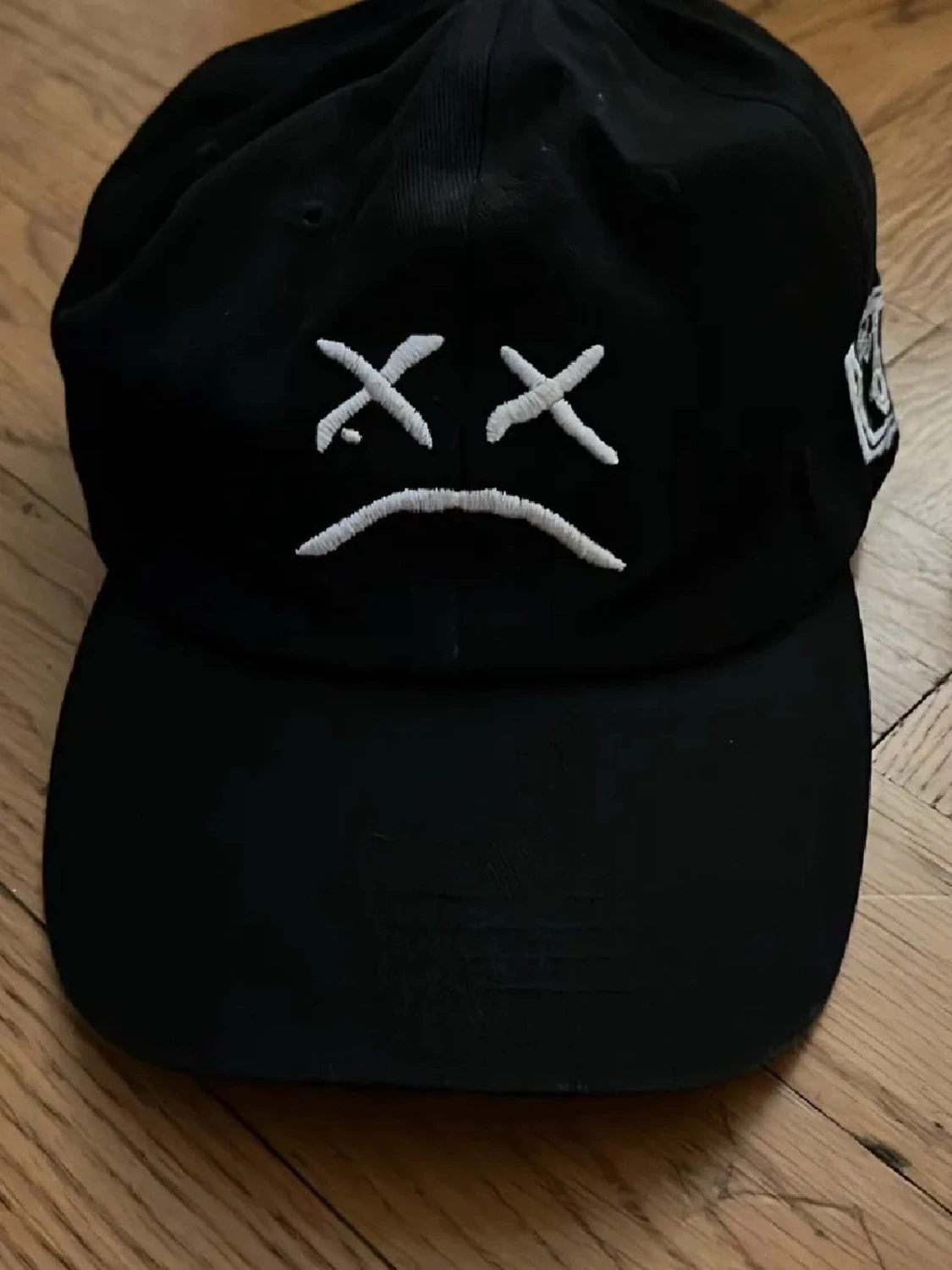 Svart keps med broderad smiley