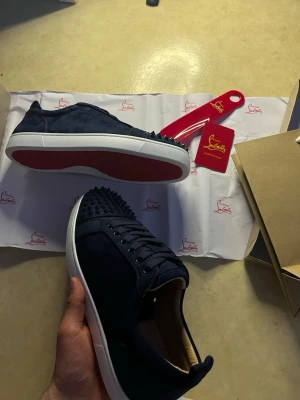 Mörkblå Christian Louboutin - Storlek 42, bra skick, använda en vecka knappt och har använt dem väldigt försiktigt, Accesories ingår, skriv vid frågor🤗