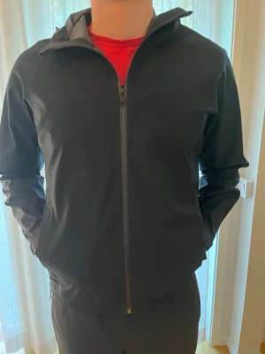 Uniqlo windbreaker Jacka svart - Säljer en helt ny uniqlo jacka som är svart. Den är väldigt snygg och passa många stilar. Säljer den eftersom jag insåg att de it riktigt va min stil. Storlek S och pris kan diskuteras. Tveka inte på att skriva.