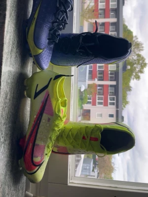 Nike Mercurial fotbollsskor - Säljer två par Nike Mercurial fotbollsskor. 3000 och du får båda.