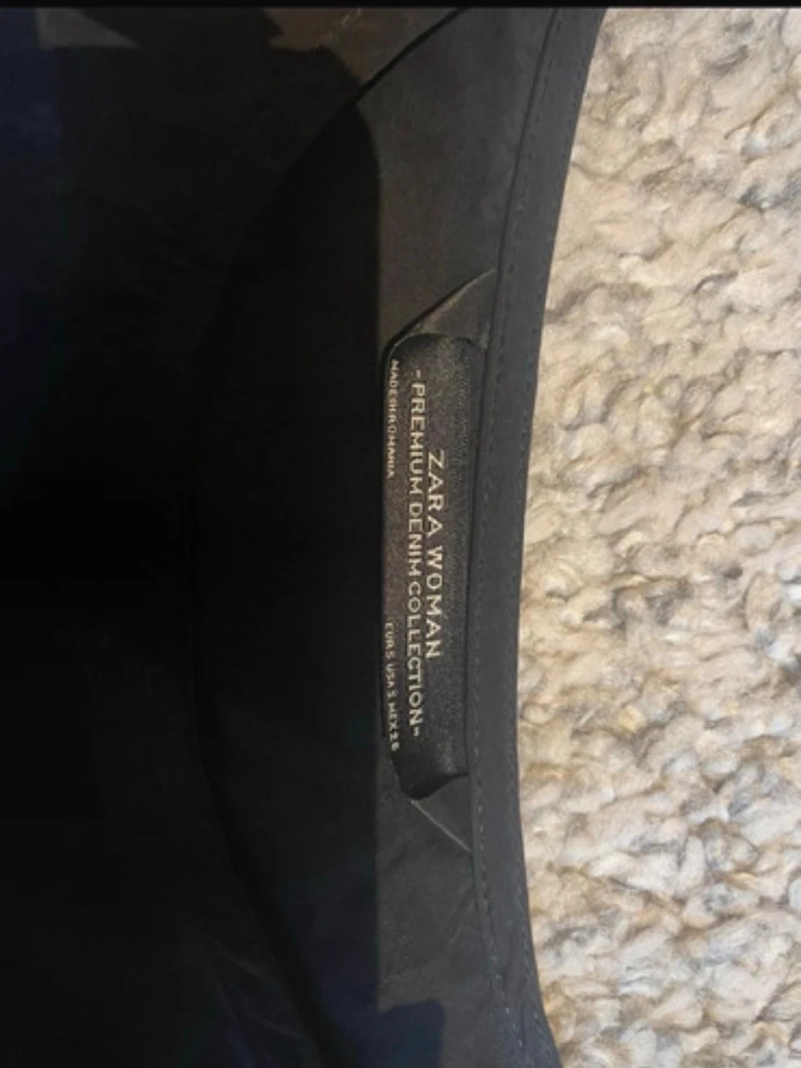 Svart blus med volangdetaljer - 2