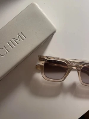  solglasögon från CHIMI - Snygga solglasögon från CHIMI i färgen ecru. Säljer då jag köpte i fel färg och vill köpa ett par nya i annan modell. Hör av dig vid frågor!💓💓