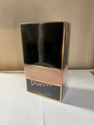 Good Girl Blush parfym från Carolina Herrera - Good Girl Blush från Carolina Herrera är en lyxig parfym i elegant svart och rosa förpackning med gulddetaljer. Doften kommer i en stilren kartong och är perfekt för dig som gillar exklusiva och trendiga parfymer.