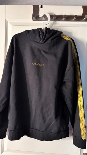 Svart hoodie från Vanquish med gul detalj - Väldigt oversized 