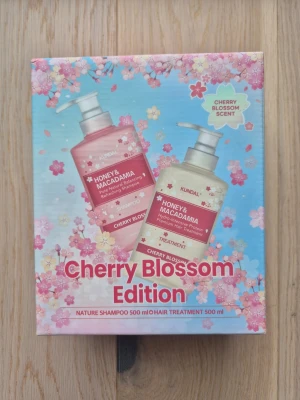 Kundal Cherry Blossom Edition set 500 ml x2 - Cherry Blossom Edition från Kundal med schampo och hårinpackning, båda på 500 ml.