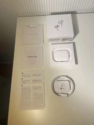 Apple AirPods Pro med laddningsetui - Säljer ett par vita Apple AirPods Pro med trådlöst laddningsetui. Kommer med originalförpackning, laddningskabel och manualer. Snygg och stilren design i klassisk Apple-look, perfekt för dig som vill ha grymt ljud och smidig anslutning till iPhone.