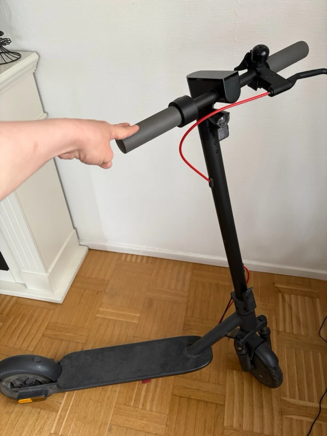 Svart elscooter med röda detaljer - 1