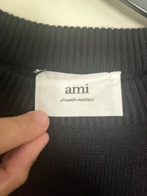 svart Ami sweatshirt  - svart Ami sweatshirt, inte använd helt ny storlek XL Priset går att diskutera 