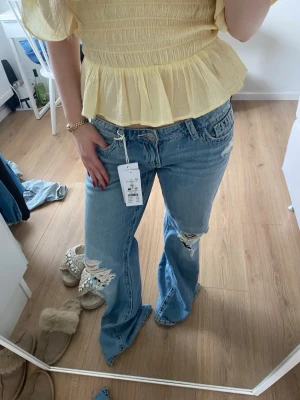 Baggy jeans - Säljer ett par ljusblå baggy jeans från gina tricot med slitningar på båda knäna. Strl xs🤍aldrig använda