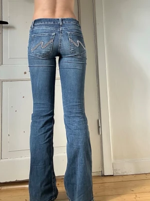Nelly jeans blå/vit  - Trendiga jeans i stretchigt material från Nelly, sitter som en smäck men är tyvärr för korta för mig. Blåa med vita detaljer på bakfickorna. Lite slitna i botten av benen som alla jeans blir efter ett tag men annars noll tecken på användning!💗