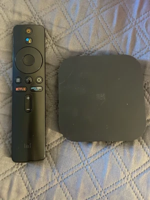 Xiaomi Mi Box S 4K Android TV-box - Säljer en svart Xiaomi Mi Box S med fjärrkontroll. Streama i 4K Ultra HD, Chromecast inbyggd och Google Assistant. Kompatibel med appar som Netflix och Prime Video. Smidig och stilren design i plast, perfekt för att göra din TV smart.
