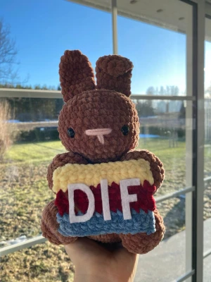 Virkad DIF-kanin - Gullig handgjord DIF kanin i brun plysch. En unik dekoration eller present till en Djurgårdensupporter.