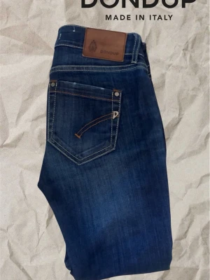 Dondup - Säljer ett par sjukt snygga mörk blåa Dondup jeans, skick 8/10 med minimala användningsspår 🙌 ————————————————————- Modellen är en slim/skinny fit som sitter perfekt och fungerar till alla stilar W28 L32 Made in Italy 🇮🇹 Kan postas redan idag 💯 ————————————————————- Pris kan diskuteras, funkar också bra på män 💯 ——————————————————— Hör av er vid frågor 💯