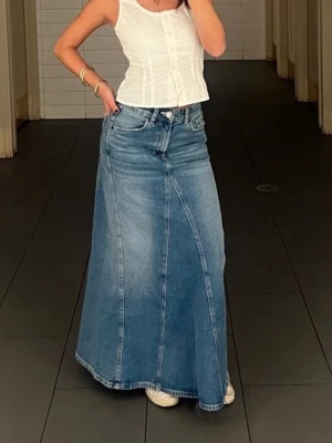 Lång jeanskjol  - Lång jeanskjol från ZARA Kjolen har en lätt utsvängd passform och markerade sömmar framtill. Storleken kan upplevas lite mindre. Längd: ca 95 cm Midja: ca 85 cm. Pris kan diskuteras! 