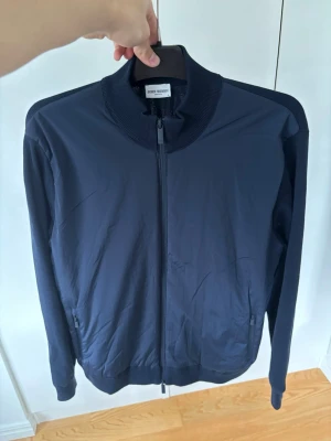 John Henric cardigan jacka L herr blå - Marinblå populär unik och eftertraktad John Henric cardigan i storlek L säljes. Helt ny så i utmärkt nyskick! Perfekta sommar plagget passar till allt och grym passform! 