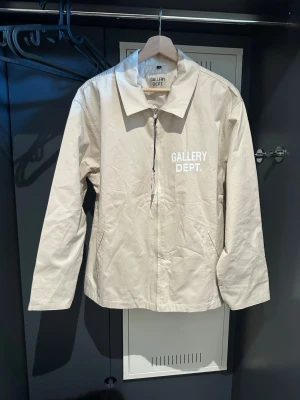 Beige overshirt från Gallery Dept. -  beige overshirt från Gallery Dept. helt ny med prislapp på