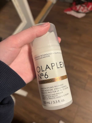 Olaplex No.6 Bond Smoother 100ml - Olaplex No.6 Bond Smoother är en leave-in stylingkräm som stärker, återfuktar och minskar friss i upp till 72 timmar. Kommer i en vit plastflaska med guld- och svart text, innehåller 100 ml.