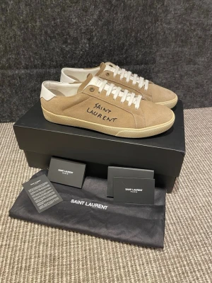 Saint Laurent skor (nya) - Hej, säljer nu dessa svin snygga ysl skor. Skorna är i mycket bra skick! Testade en gång.   Begränsat antal boxar och dustbag. Hör av dig vid frågor. 