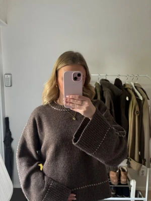 Brun stickad tröja  - Superfin brun stickad tröja med vita detaljer från Neo Noir. Storlek 36🤎Ny pris 899kr