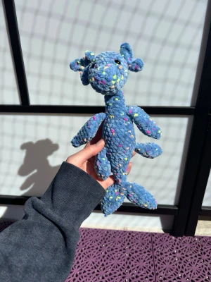 Virkat sjömonster - Virkat sjömonster! Virkad i chernillegarn med Polyesterfyllning. Säkerhetsögon i plast (rekommenderas ej för barn under 3 år) 🌊🧶