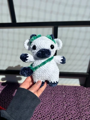 Virkad blåbärsko - Virkad blåbärskossa! Virkad i chernillegarn med Polyesterfyllning. Säkerhetsögon i plast (rekommenderas ej för barn under 3 år) Blåbärsväskan är avtagbar 🫐🐮🧶