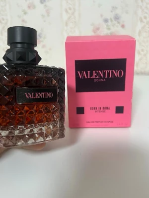 Valentino Donna 100ml - Säljer denna parfymen som bara sitter hemma och samlar damm. Parfymen rymmer 100ml och skulle nog uppskatta och säga att det är ca 94ml kvar. Inget fel med den och allt kommer skickas med!