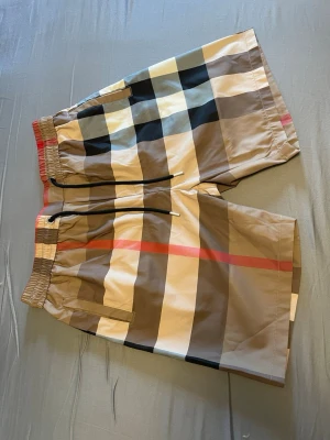 Burberry shorts - Burberry shorts storleken är M men passar L också. Fraktas med prislapp.