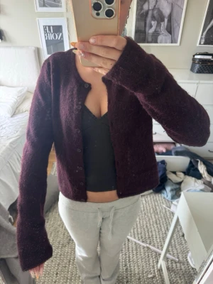 Vinröd kofta - Säljer en vinröd kofta från Gina tricot. Storlek S och från deras premium quality. Säljer då den inte kommit till användning. 