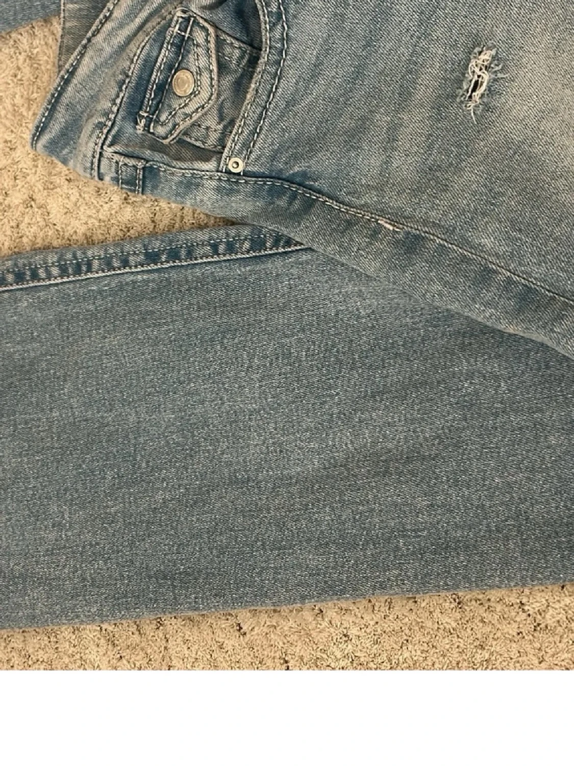 Blå slitna jeans med hål - 1