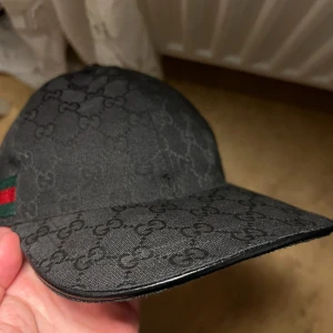 Svart Gucci keps med GG-mönster - Gucci keps i mycket bra sikt ingen skador! Bara en lite märke på framsidan som inte syns mycket, säljer endast! INGEN byten. FAsT pris