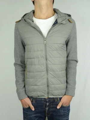 Massimo Dutti hybrid cardigan  - MASSIMO DUTTI HYBRID CARDIGAN Storlek : M Passform : Normal Användning : Jackan är i ett väldigt fint skick utan defekter Nypris : Cirka 1600SEK Modellen på bilden : 182CM och väger 74KG