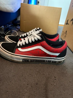 Vans Old Skool EU 44 - Säljer ett par Vans Old Skool. Det står  'GIVING SKATEBOARDING A BAD NAME SINCE 2000' på sulan och vita skosnören tillkommer naturligtvis. Ovandelen är i canvas och mocka. Just dessa finns inte att köpa då de är limited edition! De är använda fåtal gånger så skicket är super.. säljer dessa åt killen då han ej vill ha dem längre. Hör gärna av dig om du är intresserad💕pris går att diskutera. Säljes på flera plattformar!! OBS!! Skorna tvättas noga innan de skickas
