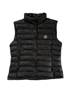Moncler Vest - Snygg svart dunväst från Moncler med hög krage och klassisk logotyp på bröstet. Västen har horisontella sömmar och stängs med knappar framtill. Perfekt för lager-på-lager och håller dig varm med stil.