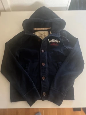 Hollister California hoodie cardigan (sällsynt  - Riktigt snygg och eftertraktad Hollister California cardigan/hoodie. fint skick inga fel storlek M kan ta mått vid behov. Endast 568kr ej hugget i sten kom gärna med frågor och prisförslag har även mycket mer liknande i min profil alla storlekar kolla gärna stor rabatt vid köp av flera 😁✌️