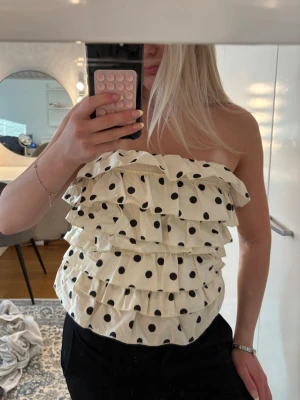 Polkadot volangtopp - Superfin vit tubtopp med svarta prickar och flera lager volanger. Passar xs-s💘💘💘