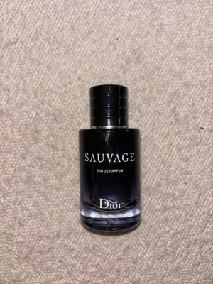 Dior Sauvage Eau de Parfum -  Obs! Inte Full! Går att se på andra bilden hur mycket som återstår av parfymen. 